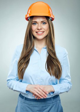 Kask ve kameraya bakarak mavi gömlek gülümseyen Oluşturucusu kadın 