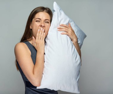 işkadını kapalı gözler holding beyaz yastık ve esneme, sağlıklı uyku kavramı ile 