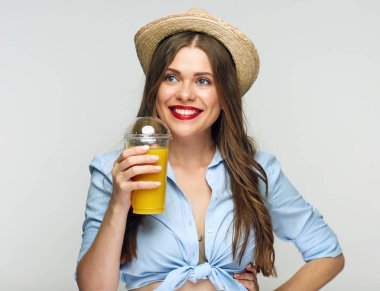 Meksika şapka portakal suyu cam holding modern güzel kadın