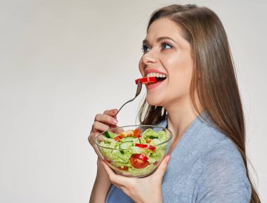 cam kase tutarak ve salata yemek gülümseyen kadın rahat giyinmiş