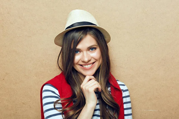 Porträtt av unga leende kvinna i tonåringen stil — Stockfoto