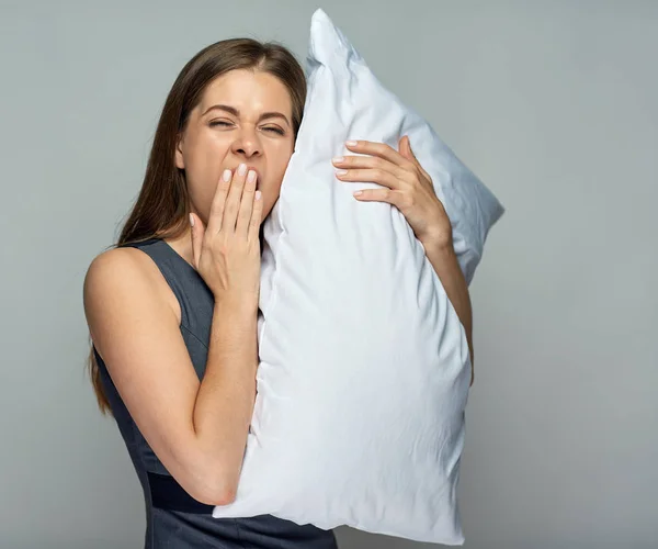 目を閉じて白い枕とあくび 健康的な睡眠の概念を保持している実業家 — ストック写真