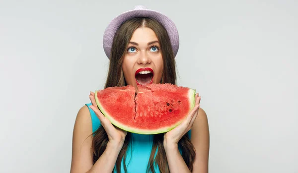 Hermosa Mujer Con Labios Rojos Comiendo Sandía Aislada Sobre Fondo — Foto de Stock