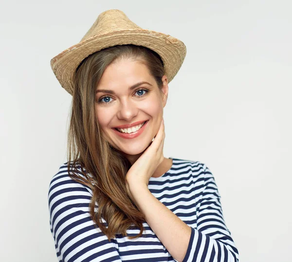 Retrato Mujer Sonriente Con Sombrero Camisa Rayas Mirando Cámara — Foto de Stock