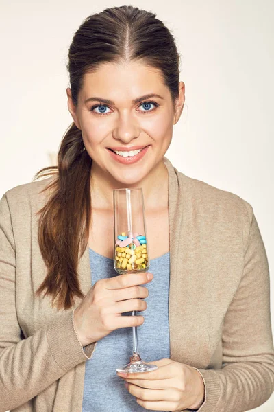 Mujer joven sonriente sosteniendo cóctel de vitaminas en vidrio . — Foto de Stock