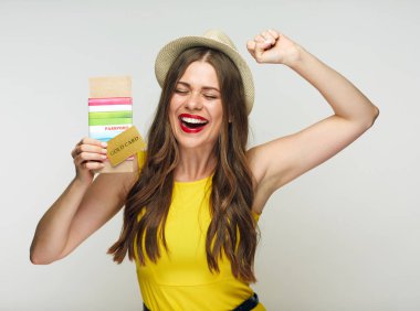 Pasaport ve bilet ve kredi kartı, tatil kavramı için hazır tutan mutlu kadın 