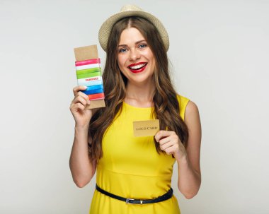 Pasaport ve bilet ve kredi kartı, tatil kavramı için hazır tutan mutlu kadın 