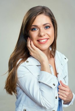 Beyaz ceketli genç kadın portresi güzel yüzünü kapatın. İzole portre.