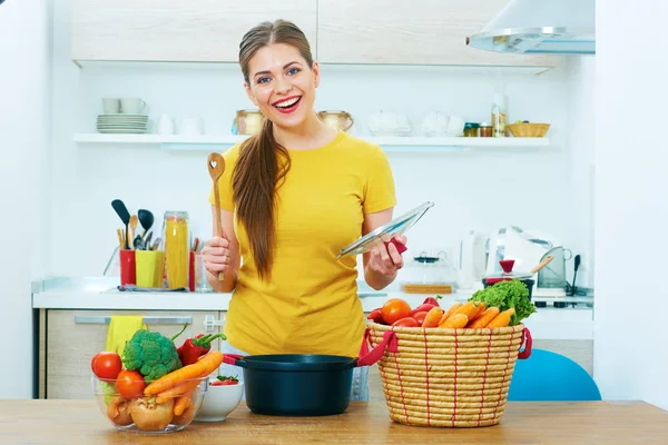 Lachende Mooie Vrouw Koken Keuken — Stockfoto