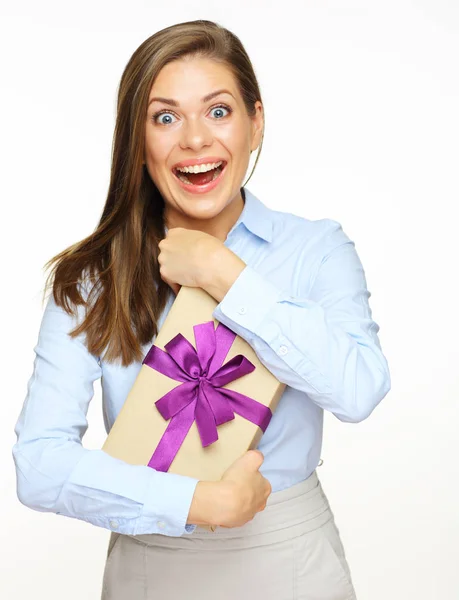 Überraschte Geschäftsfrau Hält Geschenkbox Isoliert Auf Weißem Hintergrund — Stockfoto