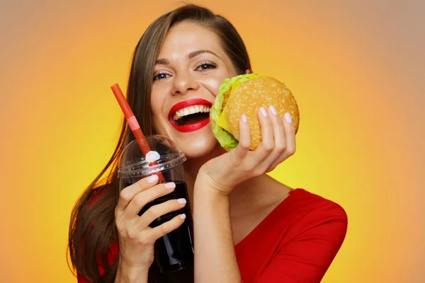 Mulher Feliz Segurando Hambúrguer Com Cola Vidro Fundo Amarelo — Fotografia de Stock