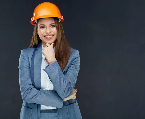 Portrait Femme Constructeur Ingénieur Souriant Costume Affaires Posant Sur Fond — Photo