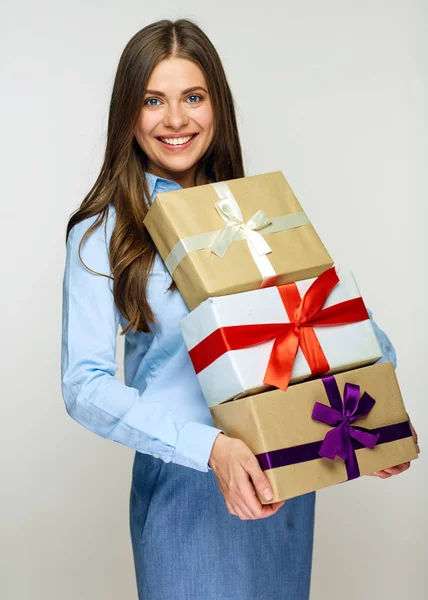 Zakenvrouw Dragen Blauw Shirt Grijze Rok Stapel Geschenkdozen Houden — Stockfoto