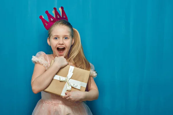 Glückliches Überraschendes Mädchen Rosa Kleid Und Krone Geschenkschachtel Porträt Vor — Stockfoto