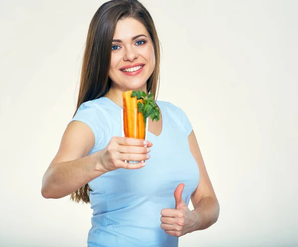 微笑的妇女拿着胡萝卜显示拇指独立肖像 — 图库照片