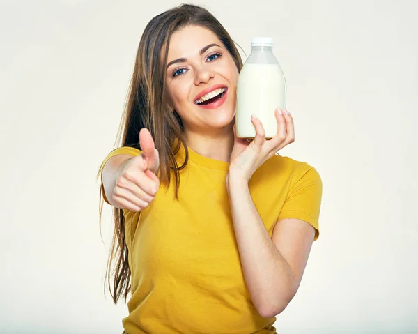 Mujer Sonriente Sosteniendo Botella Leche Dando Pulgar Hacia Arriba Sonrisa —  Fotos de Stock