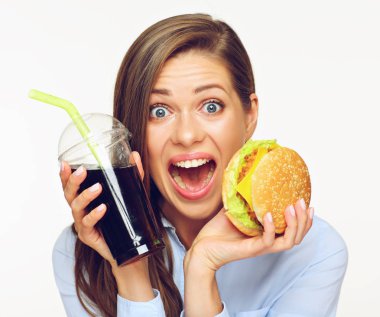 Mutlu genç kadınla lokanta burger ve kola içmek 