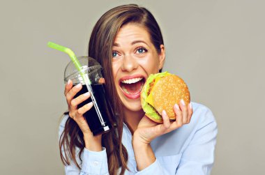 Mutlu genç kadınla lokanta burger ve kola içmek 