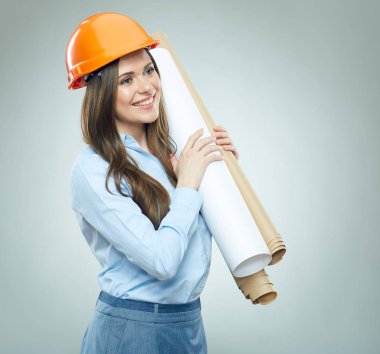 Holding kağıt planları Oluşturucusu kaskı takıyor kadın mimar