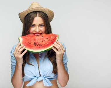 Beyaz arka plan üzerinde izole karpuz yeme Meksika stili giysili kadın