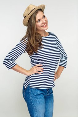 Pozitif gülümseyen kadın moda giyim tarzı beyaz arka plan üzerinde poz