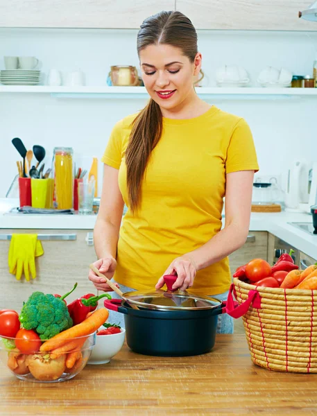 Leende Kvinna Matlagning Köket Hälsosam Matkoncept — Stockfoto