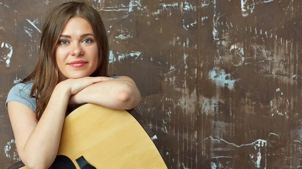 Sonriente Joven Sentada Con Guitarra Sobre Fondo Grunge — Foto de Stock