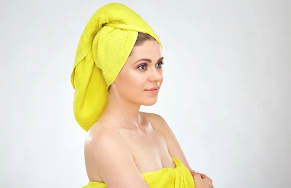 Retrato Mulher Vestindo Toalhas Amarelas Conceito Spa — Fotografia de Stock