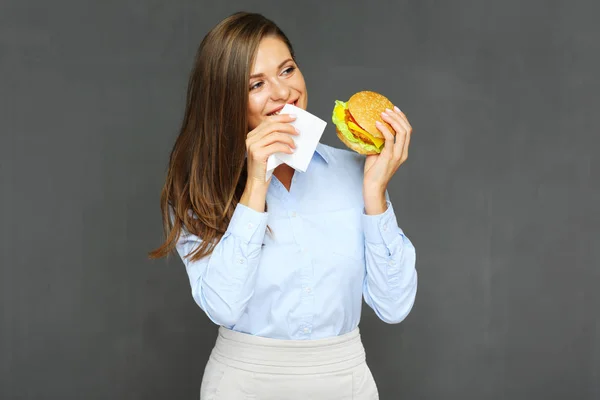 Χαμογελαστή Γυναίκα Τρώει Burger Και Χρησιμοποιώντας Χαρτί Ιστών — Φωτογραφία Αρχείου