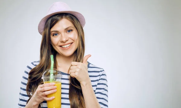 Leende Kvinna Visar Tummen Och Hålla Apelsinjuice Glas — Stockfoto