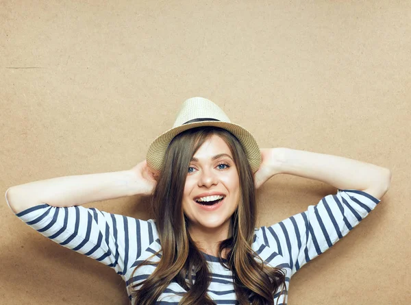 Mujer Joven Sonriente Con Sombrero Posando Sobre Fondo Beige —  Fotos de Stock