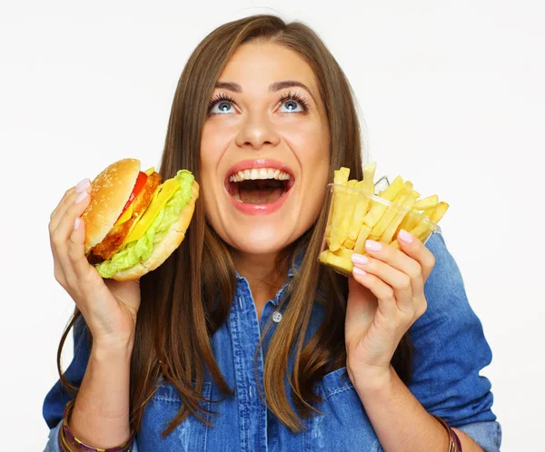 Gelukkige Vrouw Houden Van Smakelijke Hamburger Met Frietjes Opzoeken Van — Stockfoto