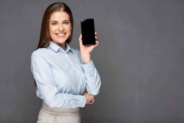 Leende Affärskvinna Holding Svart Smartphone Mörk Vägg Bakgrund — Stockfoto