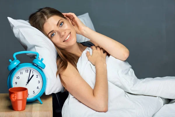Lächelnde Frau Entspannt Sich Büro Mit Kissen Und Decke — Stockfoto