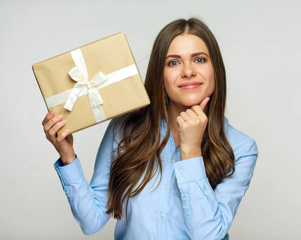 Nachdenkliche Geschäftsfrau Hält Geschenkbox Aus Papier — Stockfoto