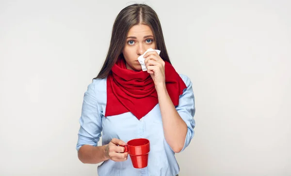 Kranke Frau Mit Roter Kaffeetasse Bläst Nase Taschentuch Isoliert Auf — Stockfoto