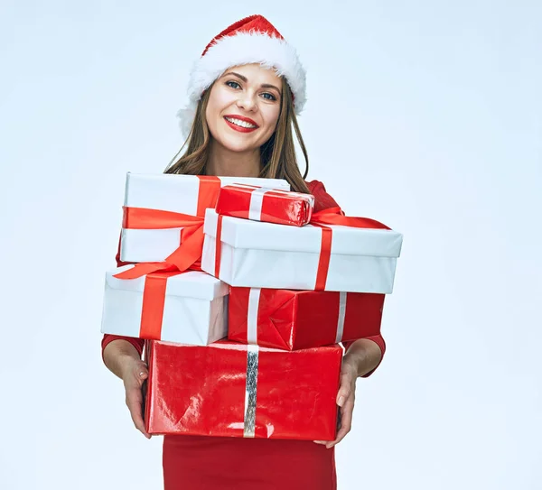 Lachende Vrouw Rode Jurk Dragen Kerstmuts Holding Stapel Kerstcadeaus — Stockfoto