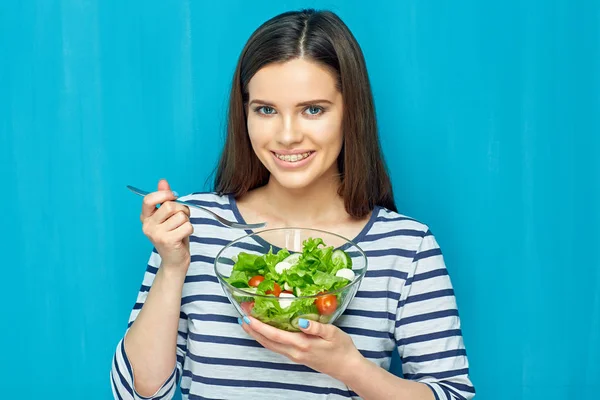 Krásná Žena Jíst Zdravé Potraviny Zelený Salát Pozadí Modré Zdi — Stock fotografie