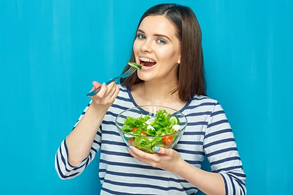 Красивая Женщина Ест Здоровую Пищу Зеленый Салат Фоне Синей Стены — стоковое фото