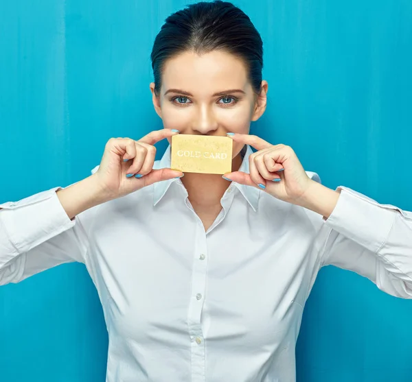 Affärskvinna Som Bär Vit Skjorta Holding Kreditkort Blå Vägg Bakgrund — Stockfoto