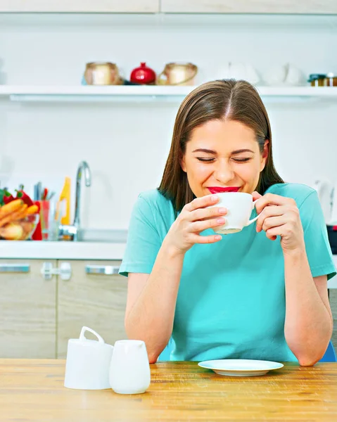 Śmiejąc Się Dorywczo Ubranej Kobiety Picie Kawy Kuchni Domu — Zdjęcie stockowe