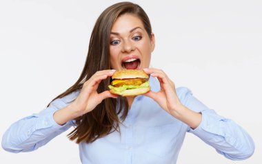 Beyaz arka plan üzerinde izole burger yemek aç kadın portresi