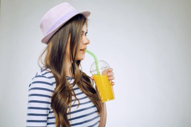 plastik bardak portakal suyu içme şapkalı kadın 