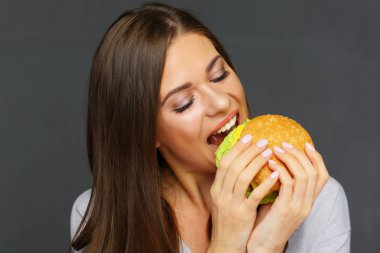 güzel kadın yemek büyük hamburger, yakın çekim, lokanta kavramı portresi  