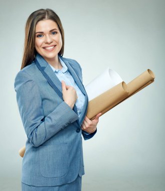 Holding kağıt planı gülümseyen öğrenci kadın mimar 