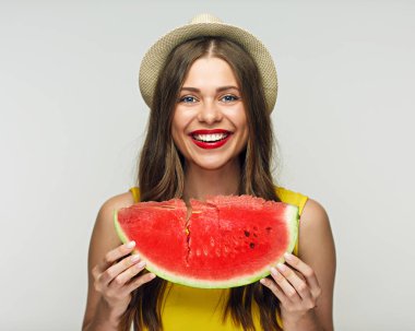 karpuz, yaz konsepti ile şapkalı gülümseyen kadın portresi  