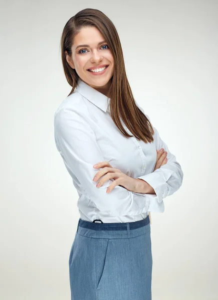 Mujer Negocios Sonriente Con Camisa Blanca Pie Con Brazos Cruzados — Foto de Stock