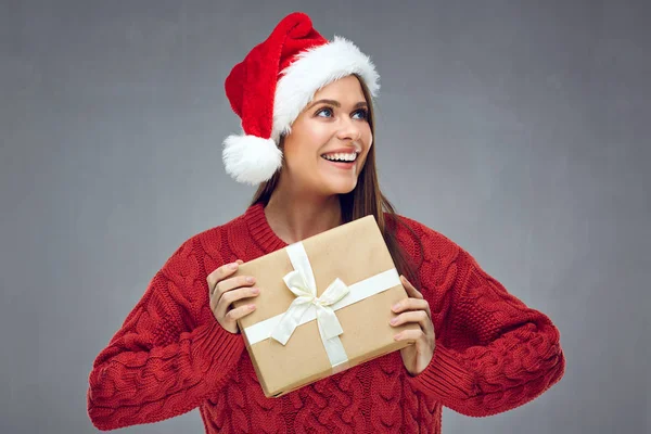 Χαμογελαστή Γυναίκα Φοράει Καπέλο Χριστουγέννων Κρατώντας Κουτί Δώρου Χαρτί Και — Φωτογραφία Αρχείου