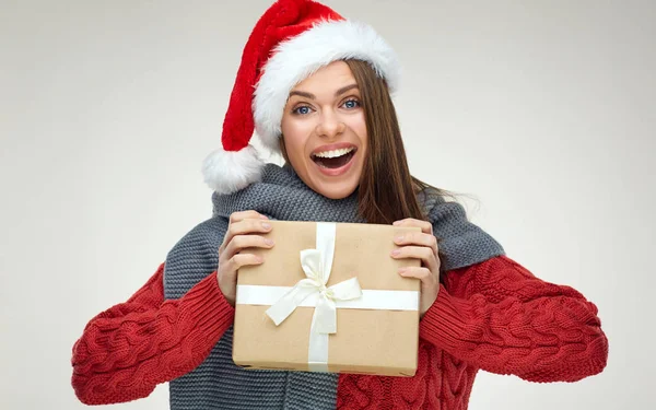 Lächelnde Frau Mit Weihnachtsmütze Hält Geschenkbox Aus Papier Der Hand — Stockfoto