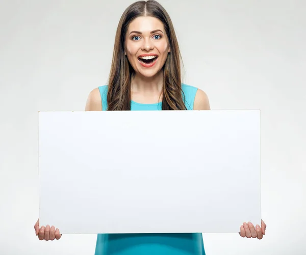 Mulher Sorridente Vestido Azul Segurando Placa Publicidade Isolada Fundo Branco — Fotografia de Stock